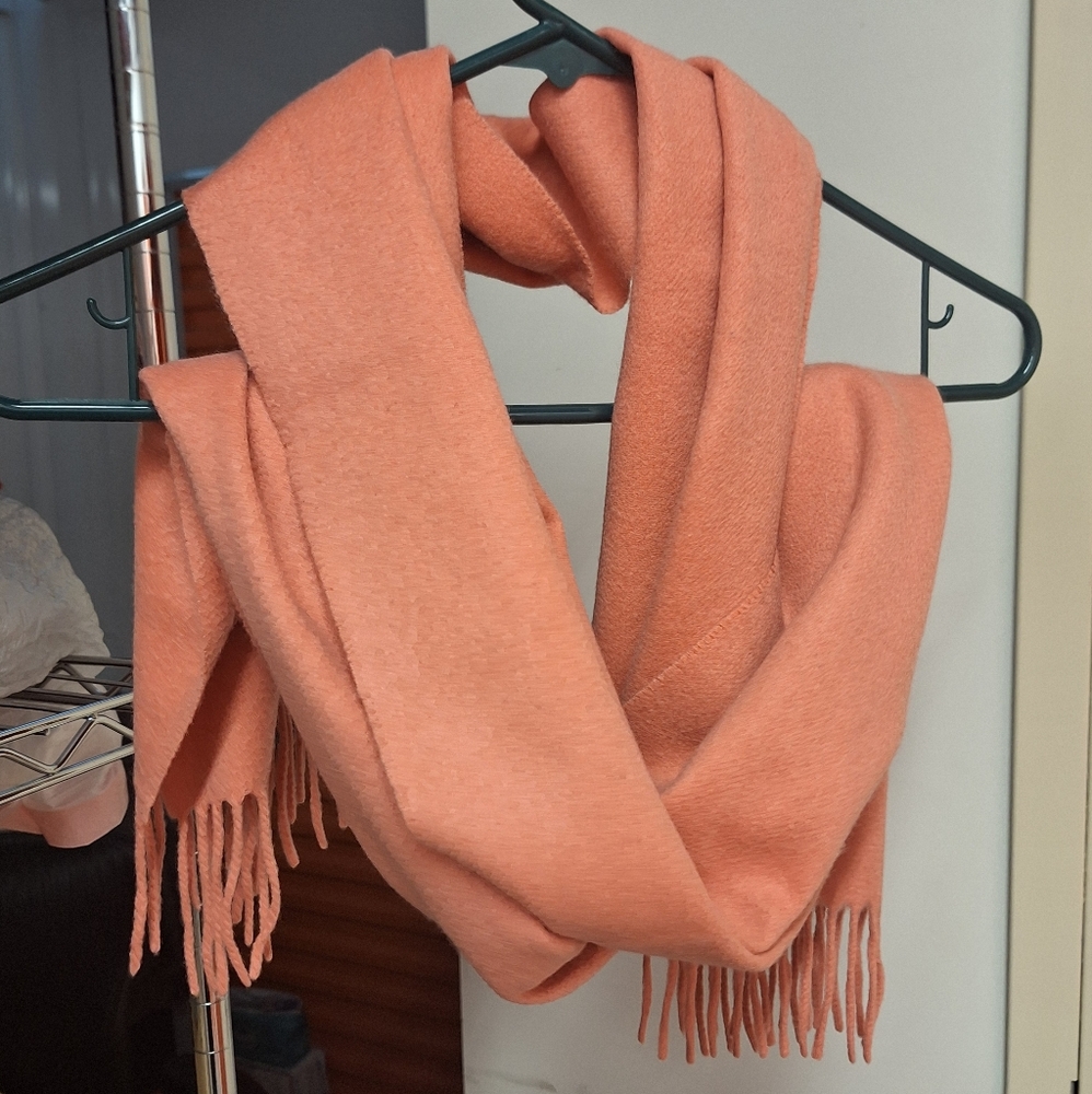 BURBERRY | Peach Cashmere Knight Logo - Picture 3 of 7